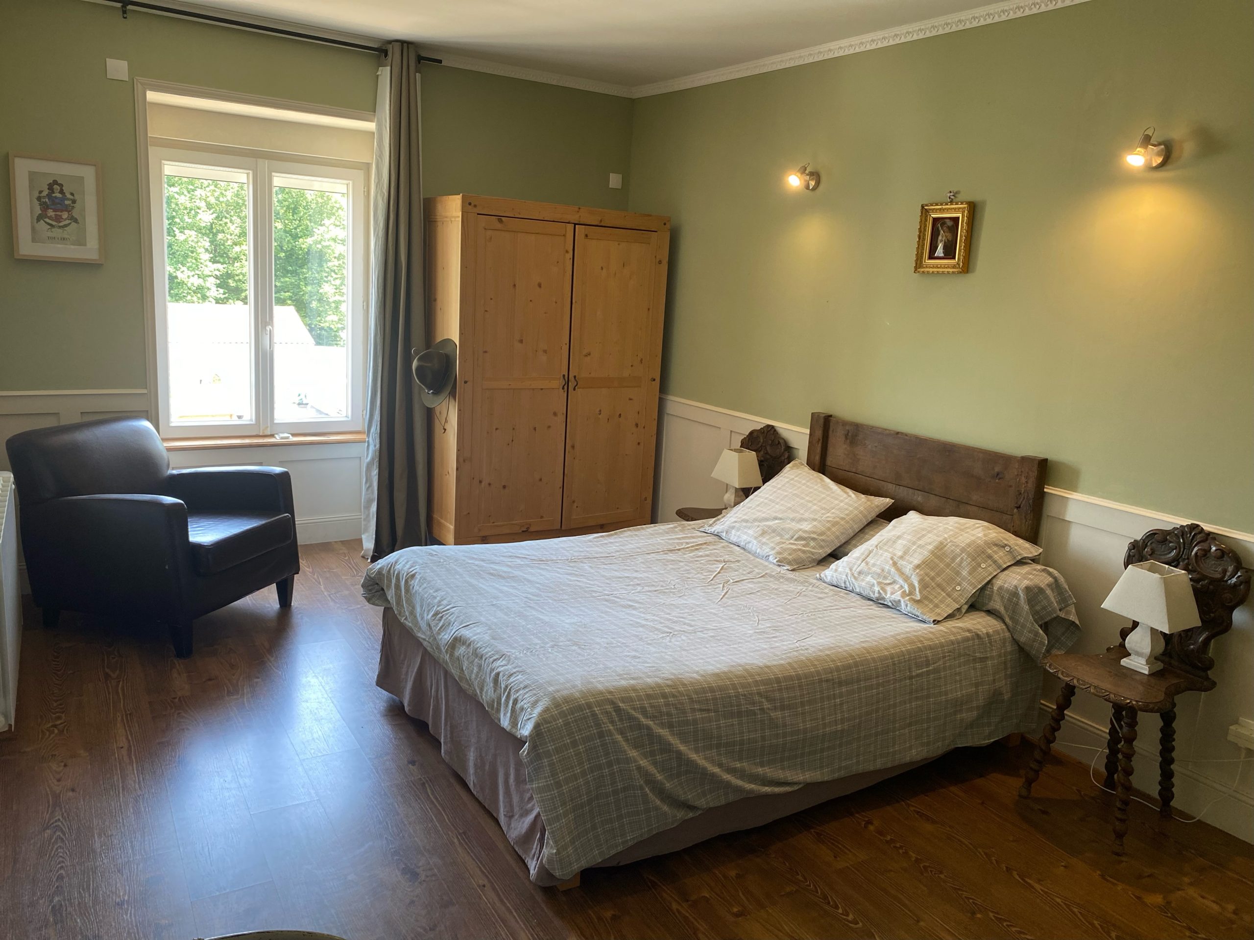 Chambre 3 (étage) : 1 lit de couple + 1 lit simple