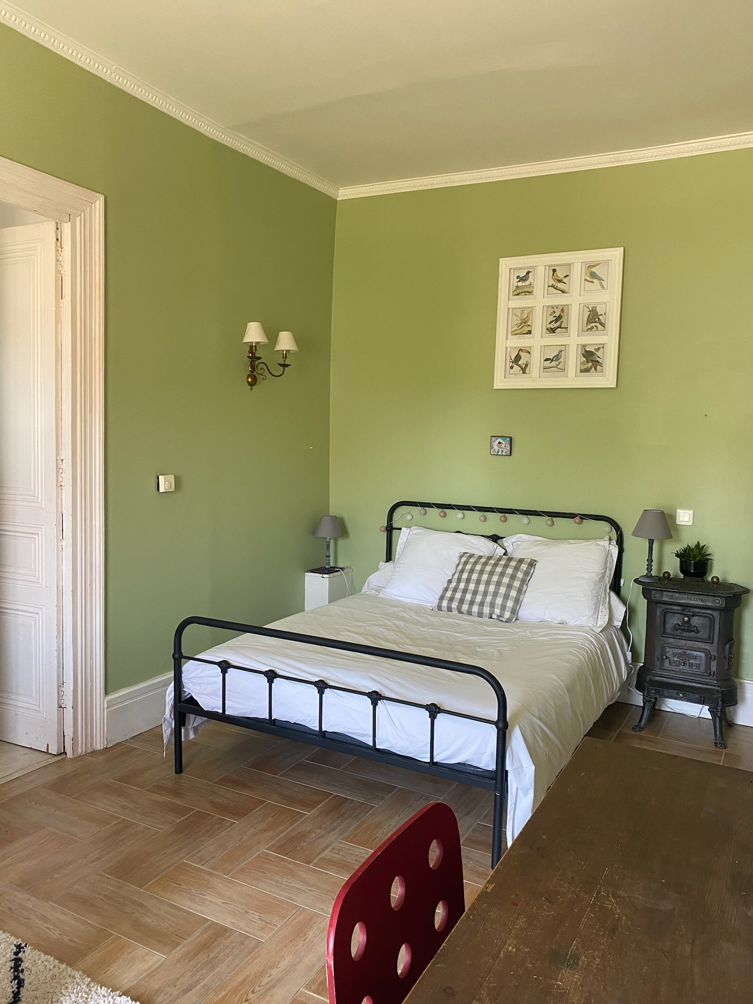 Chambre 2 (RDC) : 1 lit de couple et salle de bain