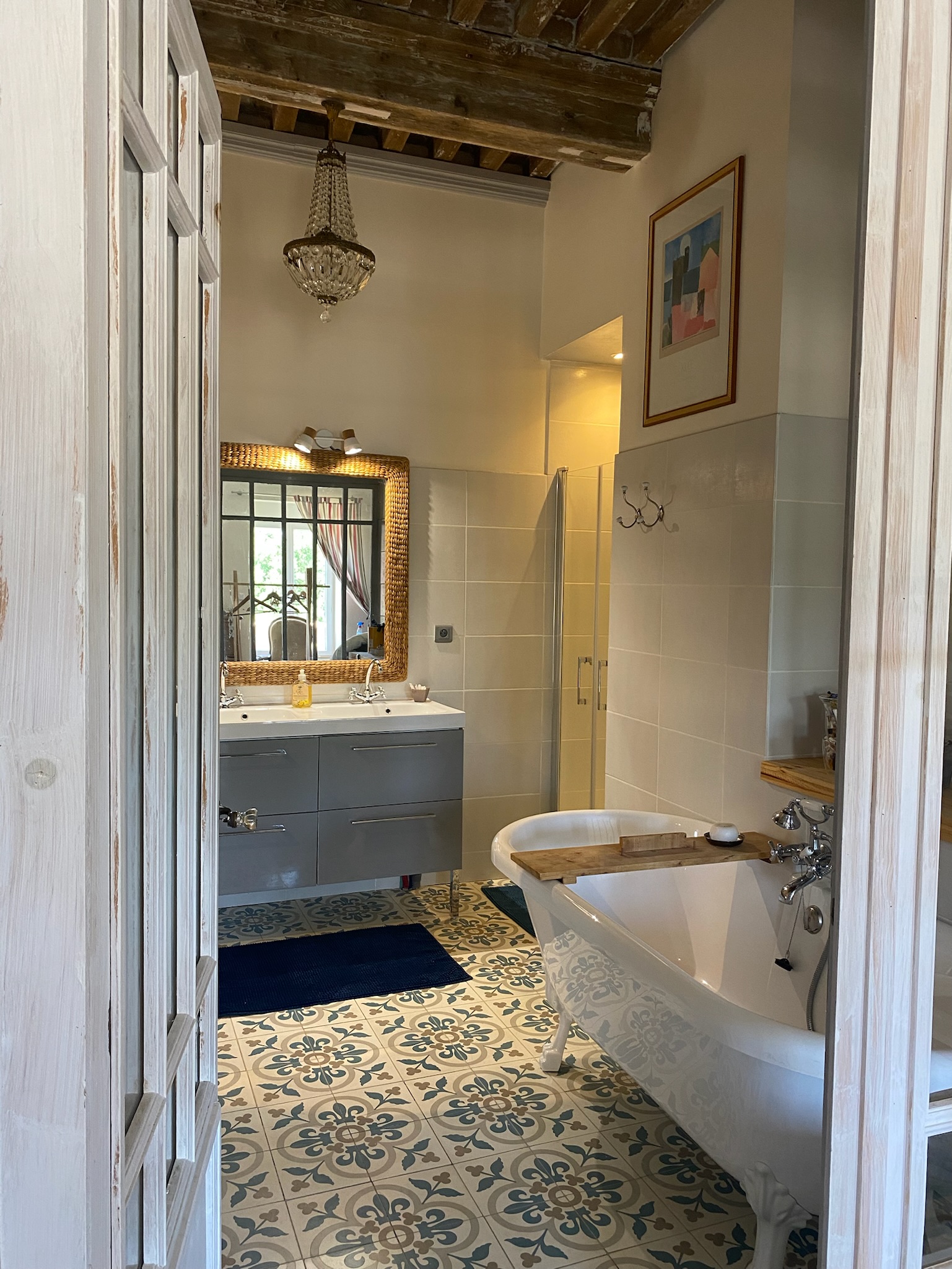 Chambre 1 (RDC): Salle de bain avec douche, baignoire et toilettes