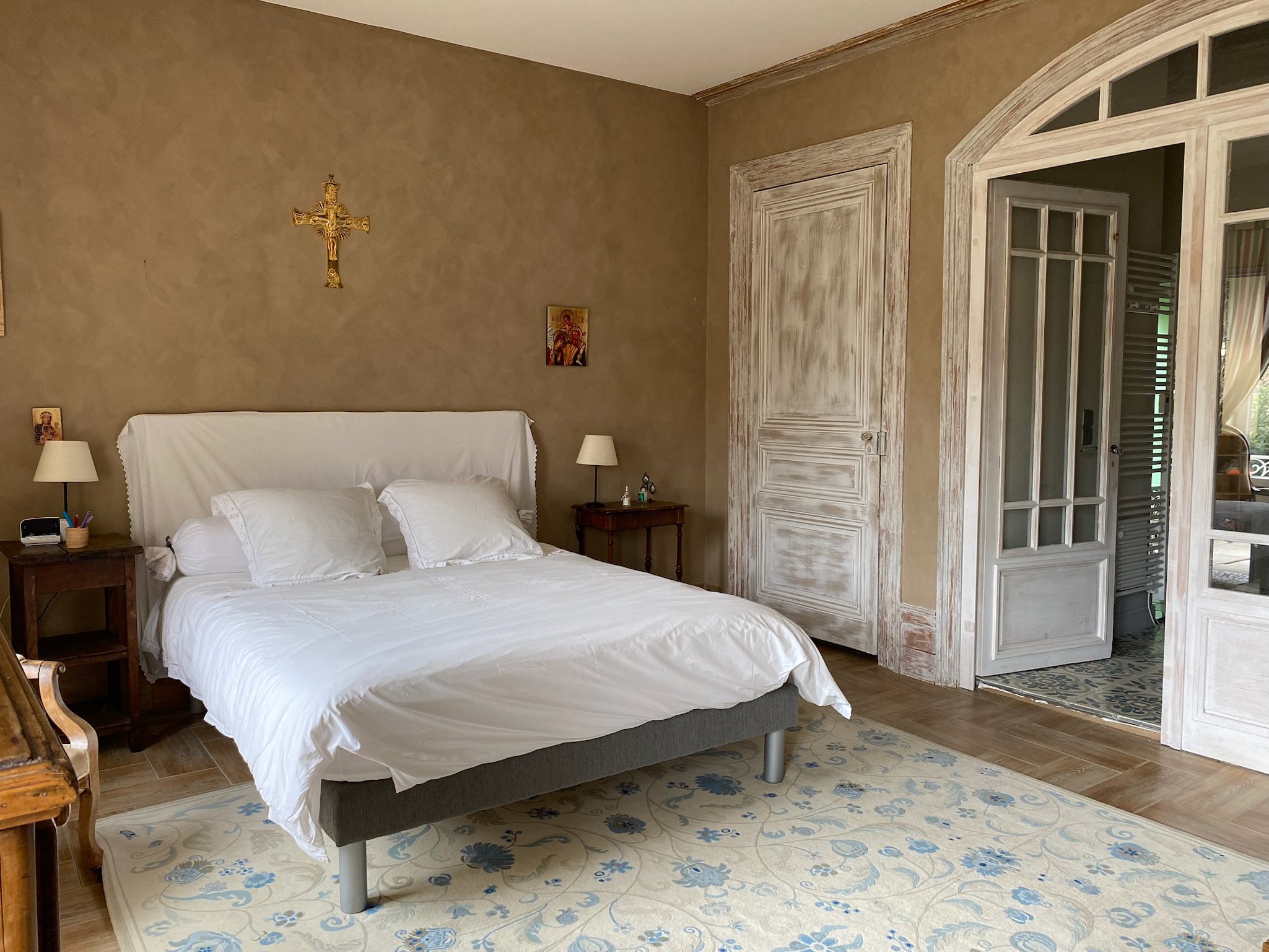 Chambre 1 (RDC) : 1 lit de couple et 1 Salle de Bain