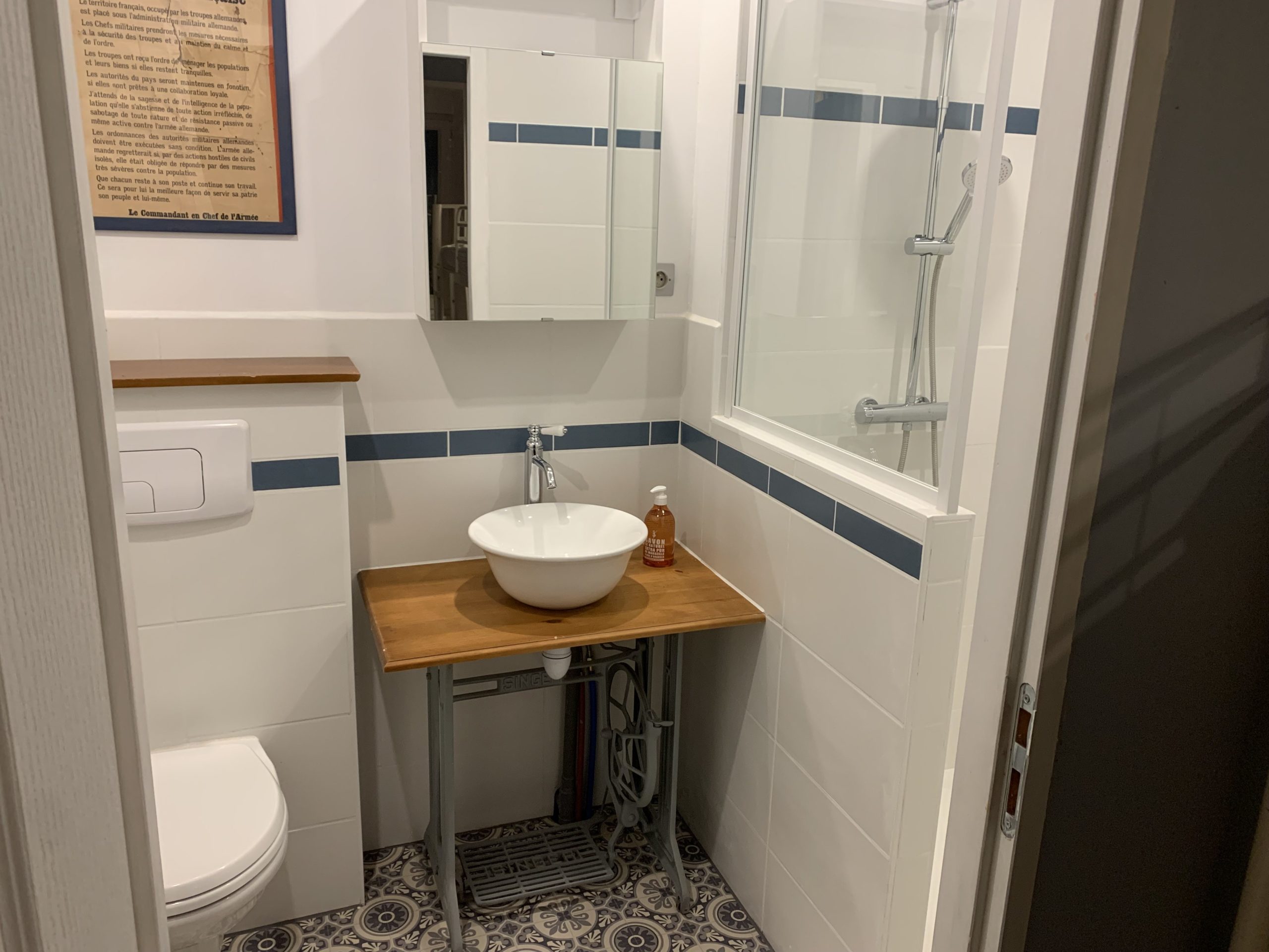 Dortoir bleu (étage) : Salle de bain et WC